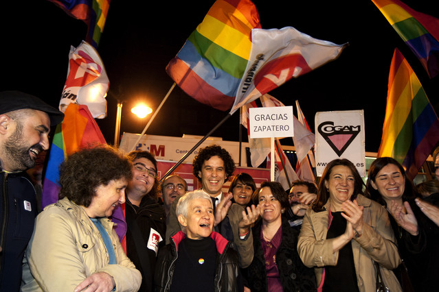 Concentracion en la puerta del Sol del colectivo de Gays y Lesbianas, Soraya Rodriguez y Pedro Zerolo. Imagen Juan Manuel Prats